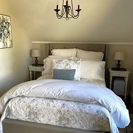 The Farmhouse Inn & Kitchen, 2 Blocks From Downtown Whitefish, Montana-2